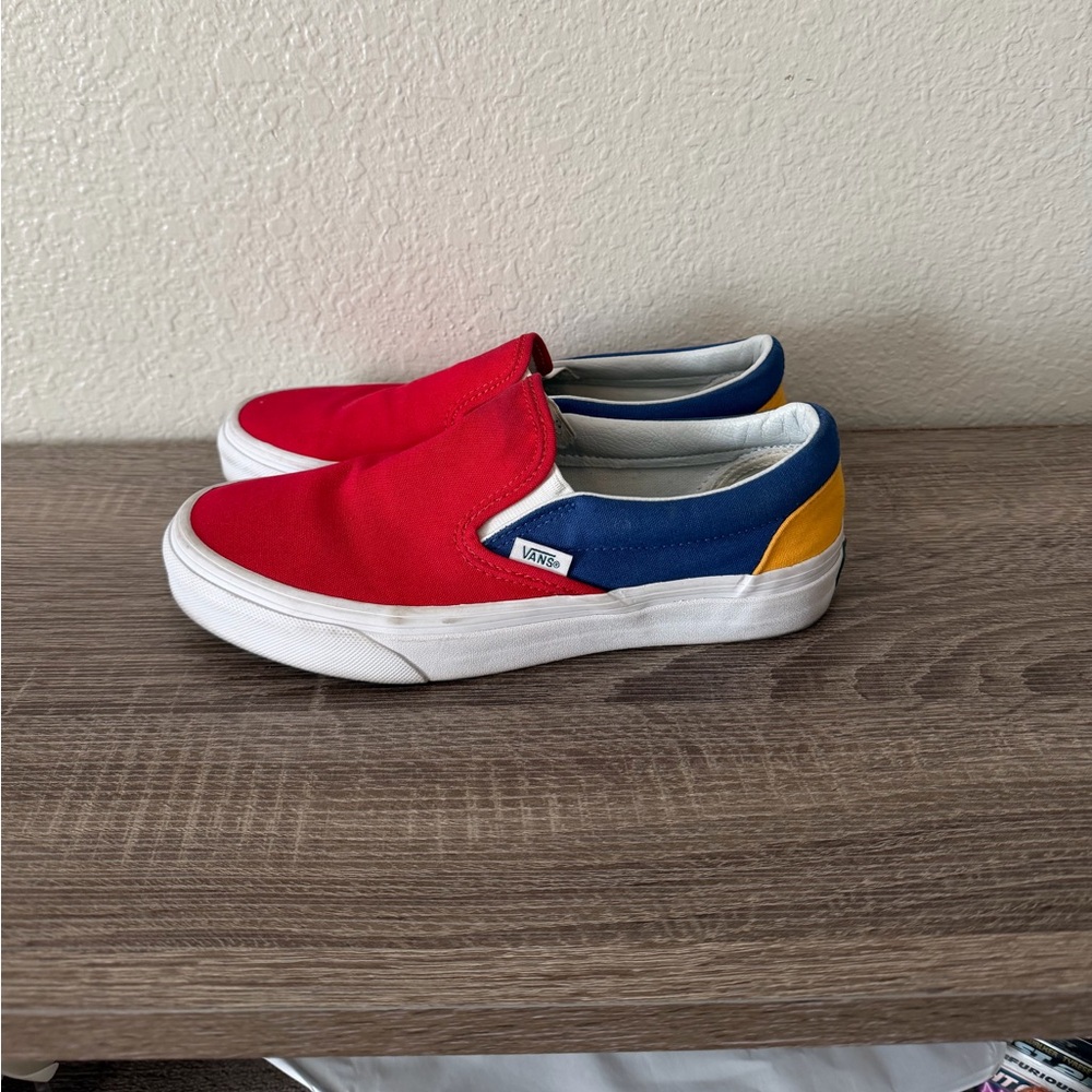 Vans men’s yacht club classic slip ons size 6